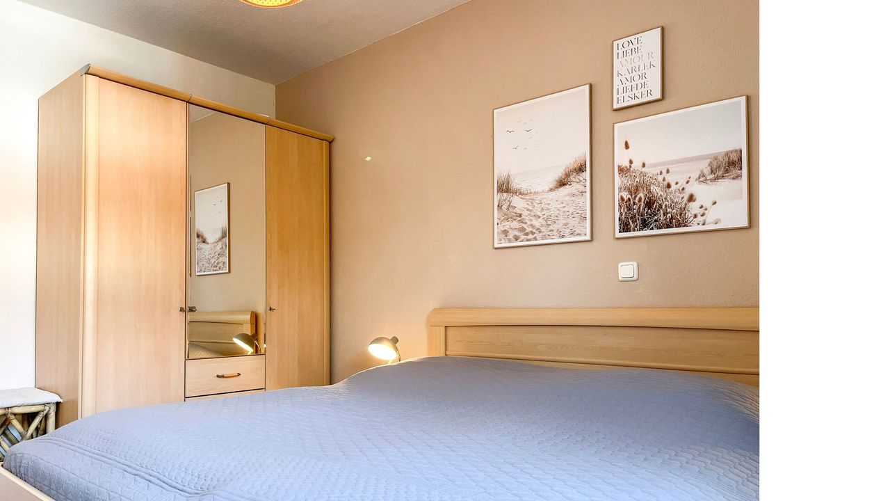 Schlafzimmer mit Doppelbett und Kleiderschrank Schlafzimmer mit Doppelbett und Kleiderschrank